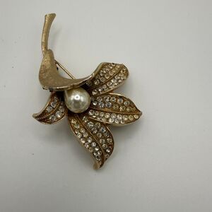 Vintage Coro Pegasus Lily Flower Brooch Pin Faux Pearl Gold Tone rhinestones